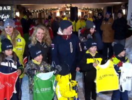 Una festa, la consegna dei pettorali di snowboardcross a Breuil-Cervinia