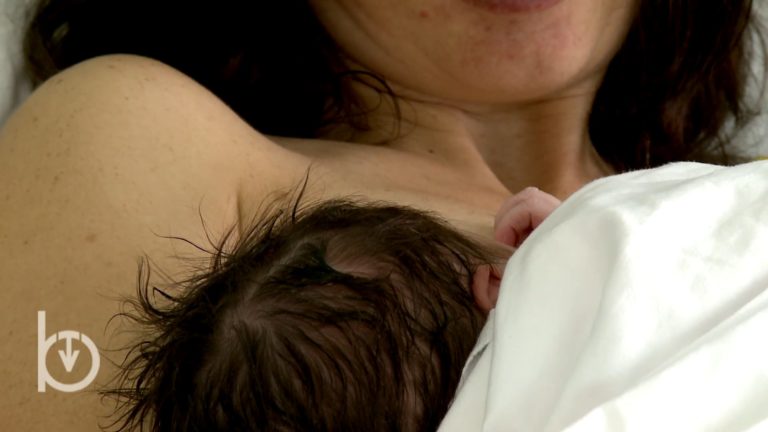 Meno persone in visita alle neo-mamme e aumenta l'allattamento al seno