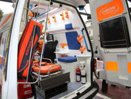 Scontro fra auto e furgone ad Aosta: 62enne ferita