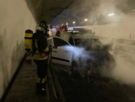 Incendio di un\'auto nella galleria di Sorreley