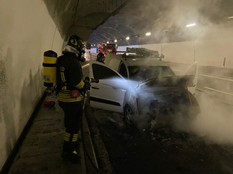 Incendio di un'auto nella galleria di Sorreley