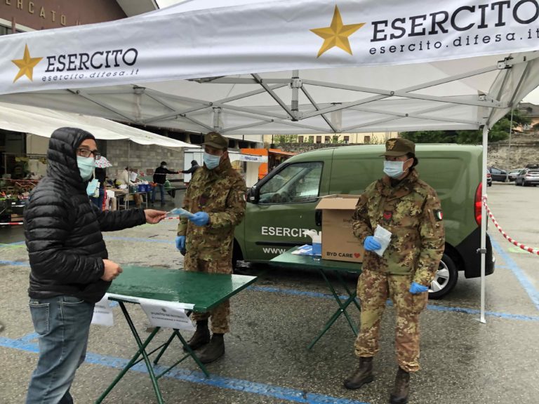 L'Esercito distribuisce le mascherine in mercati e Uffici postali di Aosta