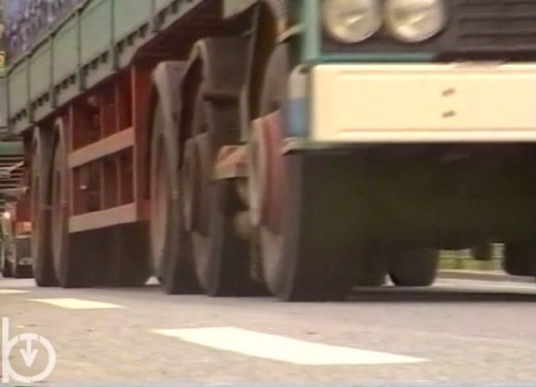 1994 - Tele Alpi - Stop al traffico commerciale su gomma in CH: il commento di Elio Riccarand