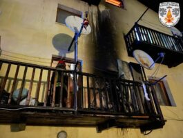 In fiamme un balcone a Sarre